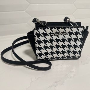Michael Kors Black/White Selma Mini Messenger
